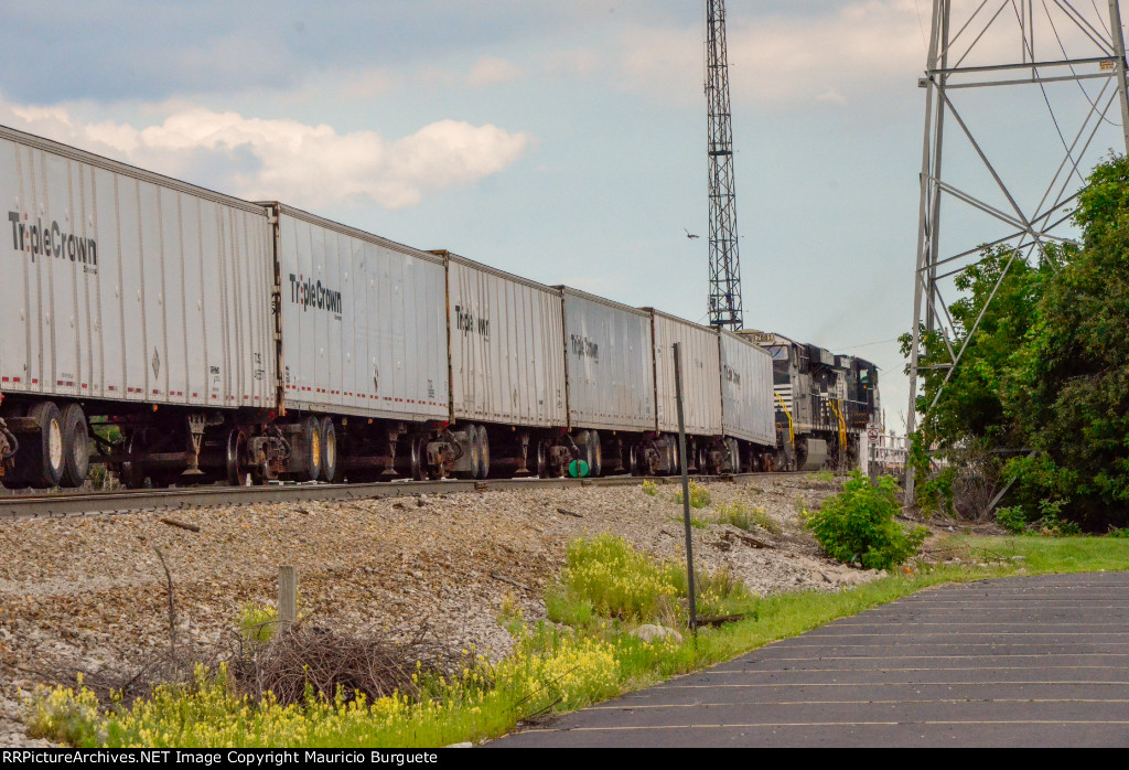 NS ES40DC & C40-9W with Roadrailers